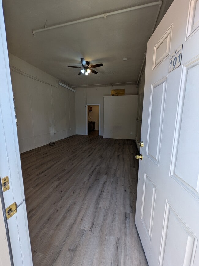 Unit 101 Living Area looking W - Lincoln Hotel Apartments