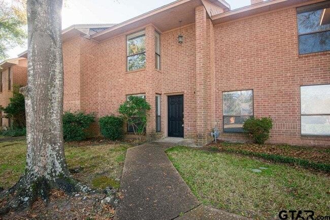 Photo - 5823 Hollytree Dr