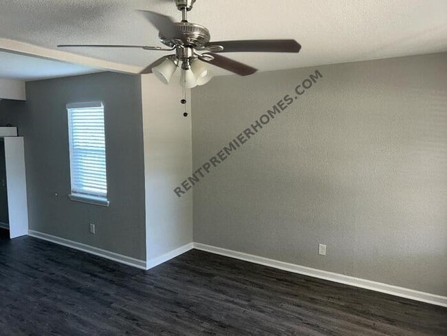 Photo - 1833 Grove Cir