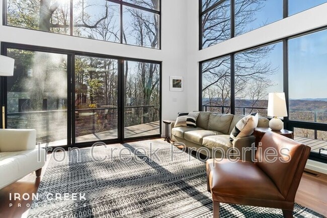 Photo - 910 Rockhold Dr