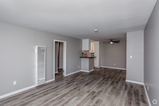 1BR, 1BA - 725 SF