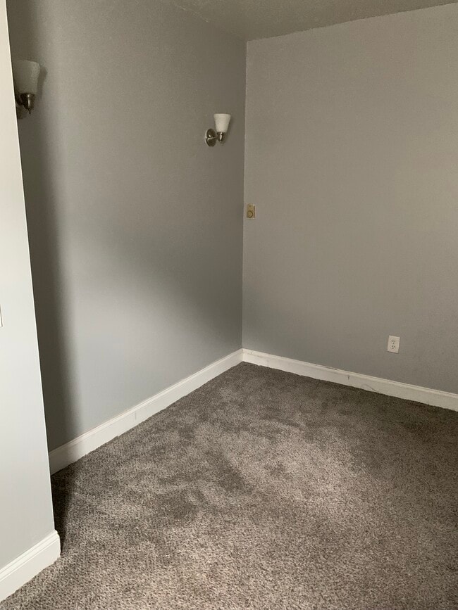 Bedroom 1 - 639 E Main St Unit 1