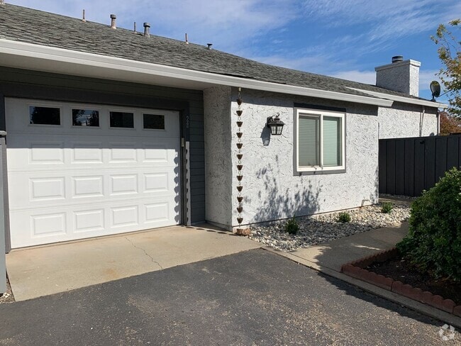 Building Photo - Welcome home! 1 Bedroom/ 1 Bath Condo
