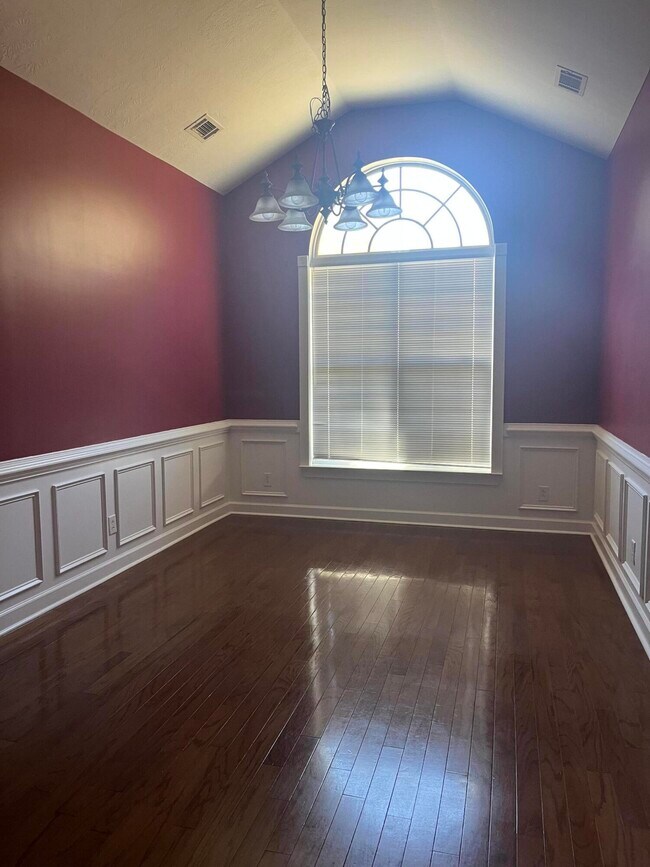 Photo - 110 Stratford Ln