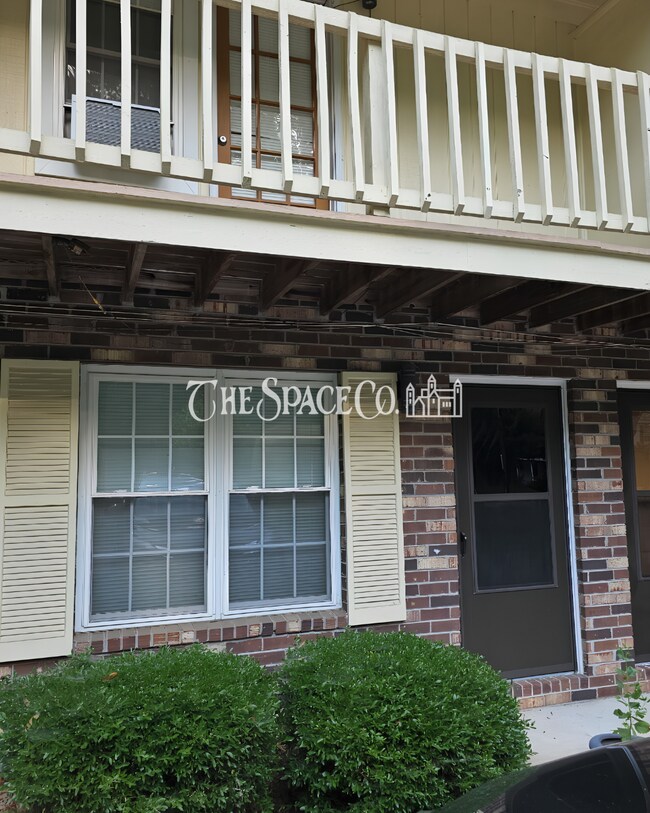 Building Photo - "Charming 2-Bed Townhouse Retreat on Fleming Road – Spacious Comfort in Charleston!" Unit B
