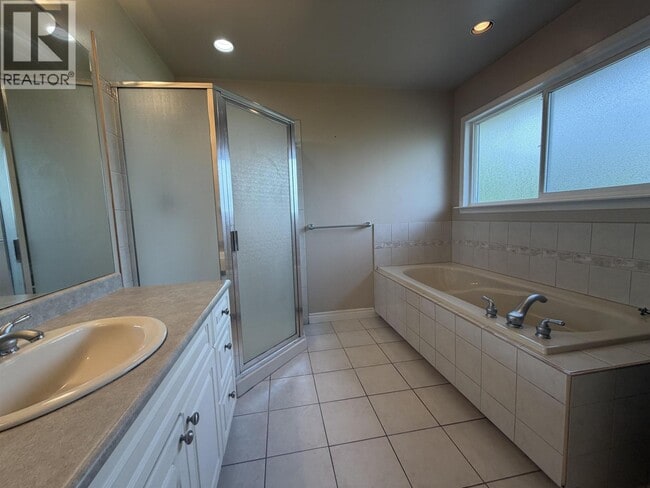 Photo - 9228 Pinewell Crescent