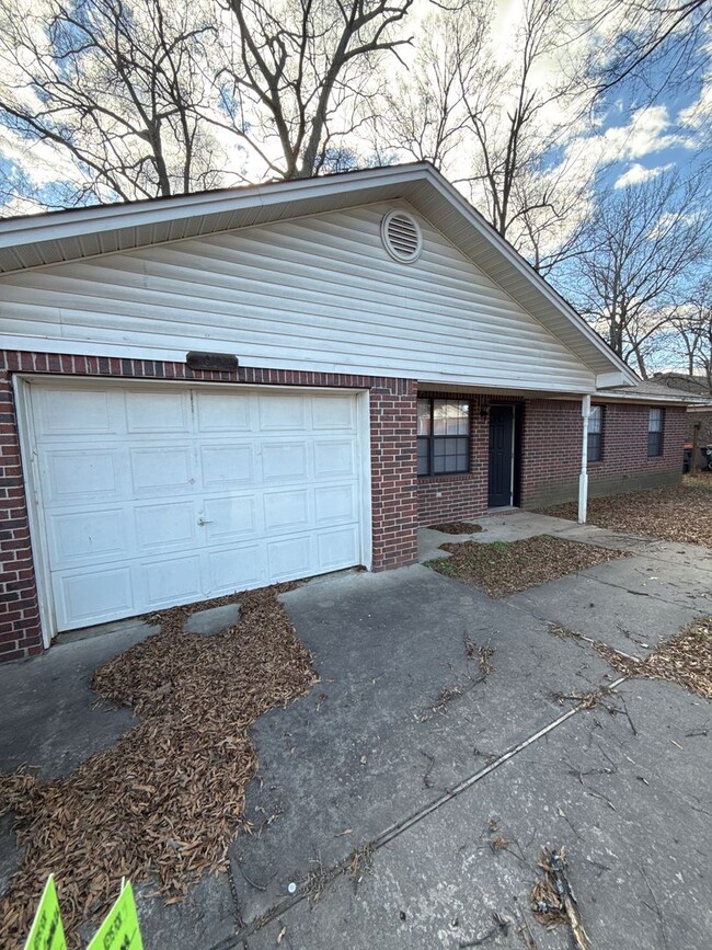 Building Photo - 1002 E 22nd St