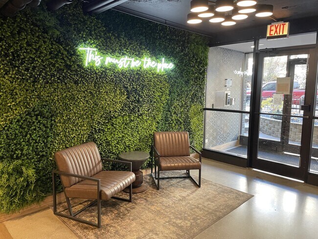 Photo - 520 W Oakdale Ave