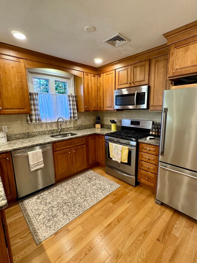 Building Photo - 275 Donohue Rd