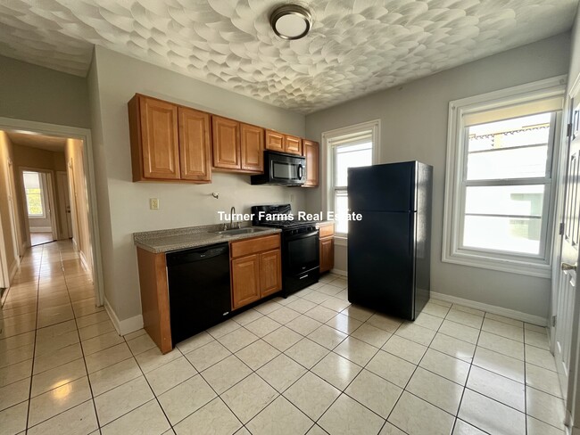 Building Photo - 157 E Cottage St Unit 3 Rental