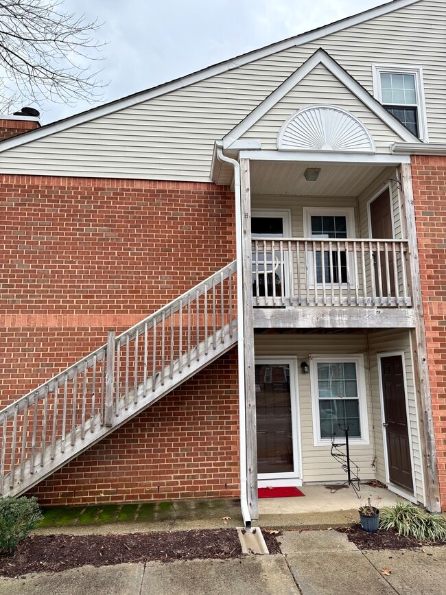 Exterior stairs lead to your new home! - 208 Quarter Trl Unit Apt H