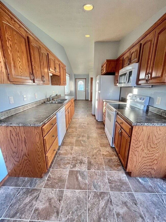Photo - Spacious 4 Bed/3 Bath Twinhome in Brandon!