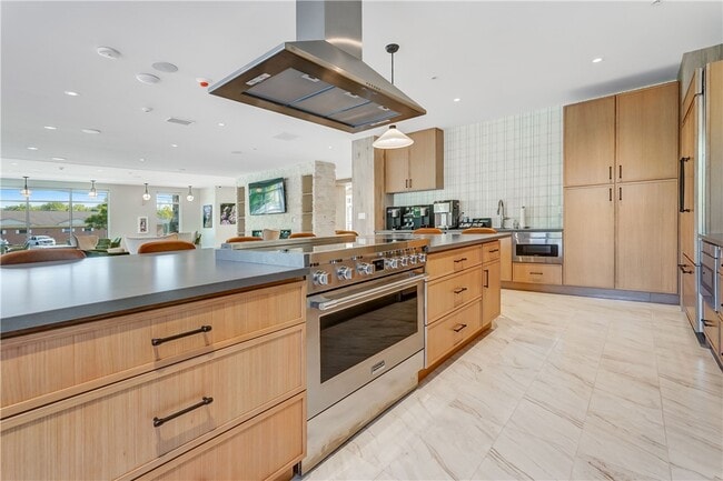 Building Photo - 160 School St