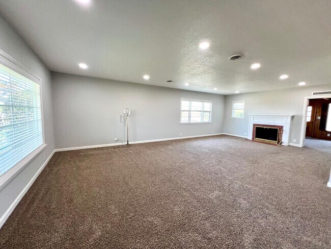 6819 E Dinuba Ave