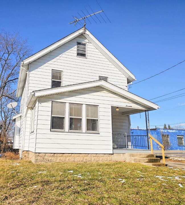 Building Photo - 17 W Woodsdale Ave