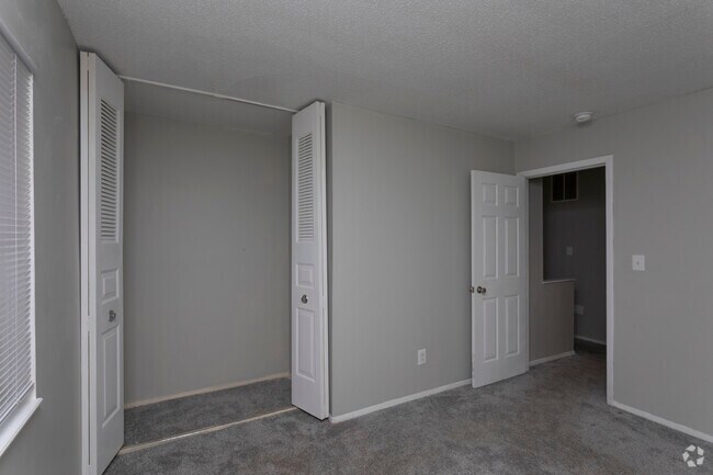 2BR, 1.5BA - Townhouse