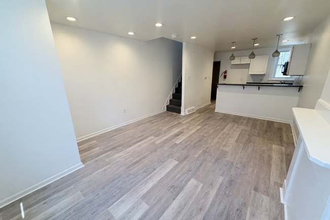 Building Photo - 2-bedroom HOUSE near University City!