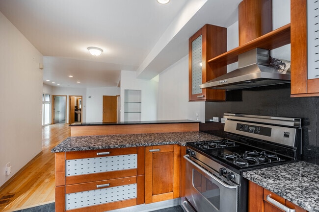 Building Photo - 1049 N Winchester Ave Unit 2 Rental