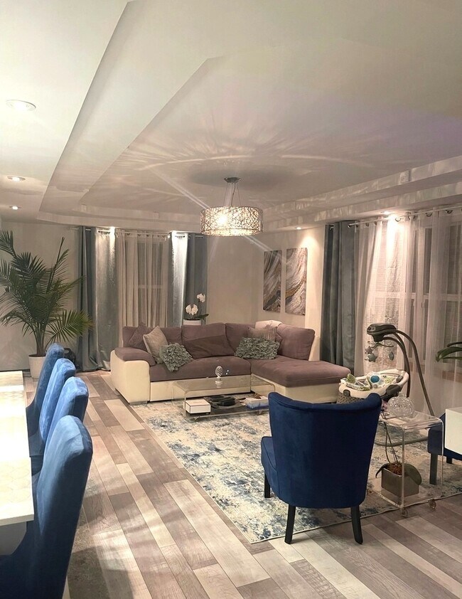 Photo - 7825 Banks St