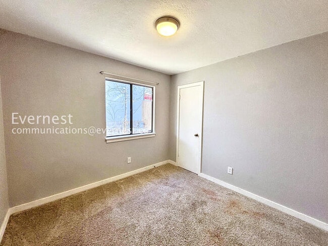 Photo - 915 Pyegrave Pl