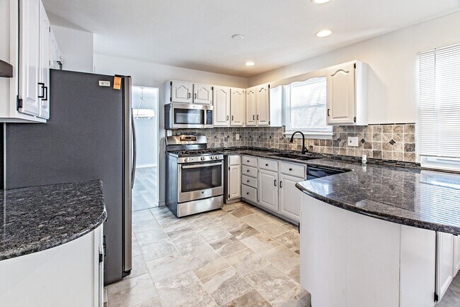 Photo - 5 bedroom, 2.5 bath home in Claymont