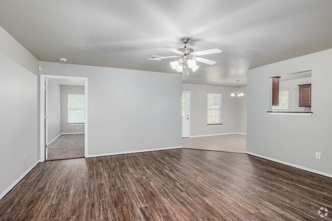 3 habitaciones, 2 baños - 1375 pies cuadrados - Sala de estar - Cedar Hollow Family