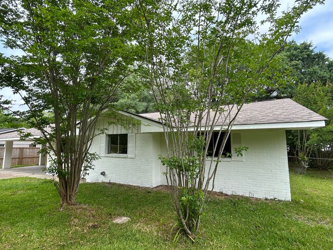 Photo - 810 Louis Wilson Dr House