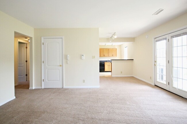 Building Photo - Pet-Friendly Villas at Southern Ridge Apartment Unit F