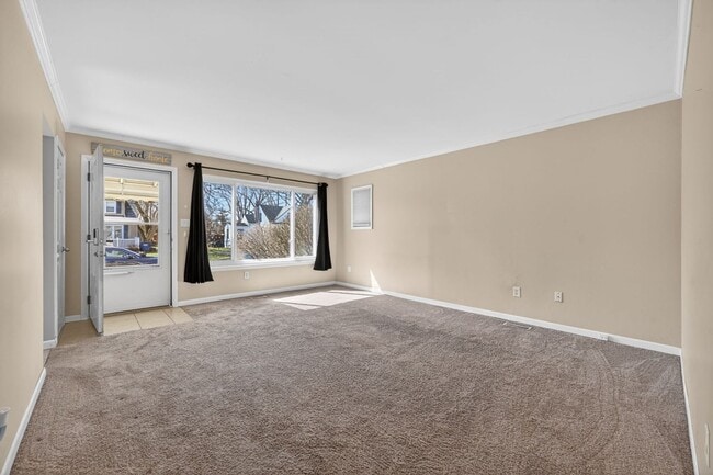 Photo - 35046 Rosslyn St