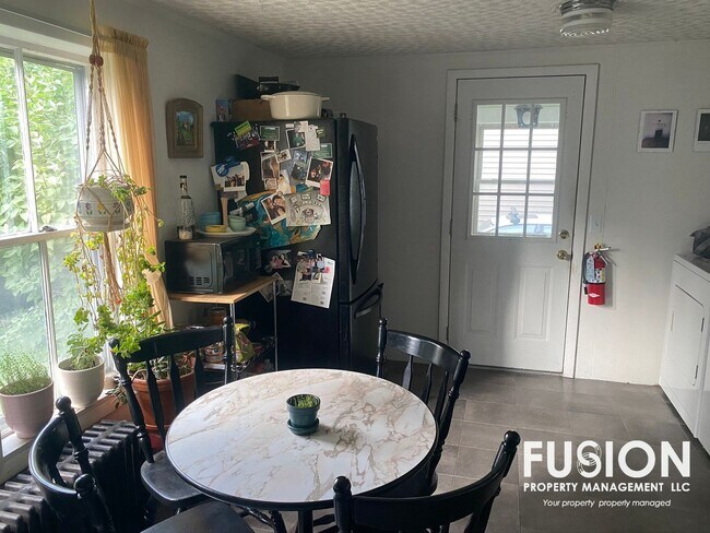 Building Photo - Adorable 2 bedroom home in Winooski with large backyard!