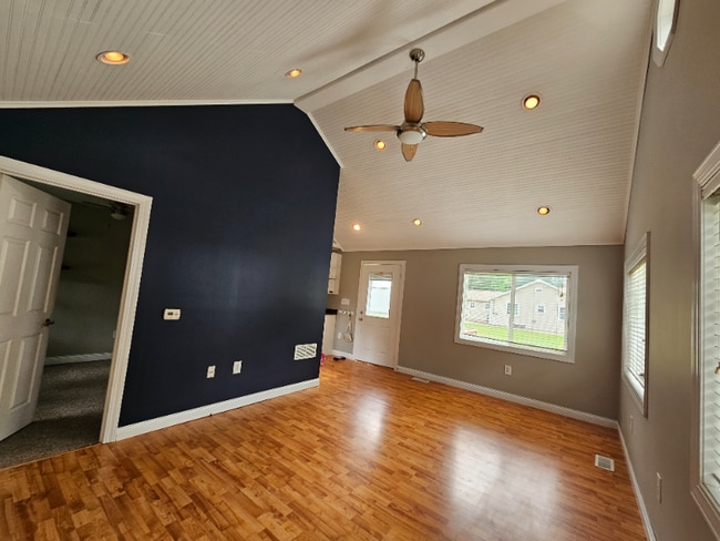 Photo - 10701 Portage Rd