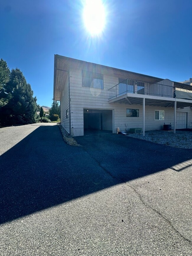 1826 Rocklund Dr