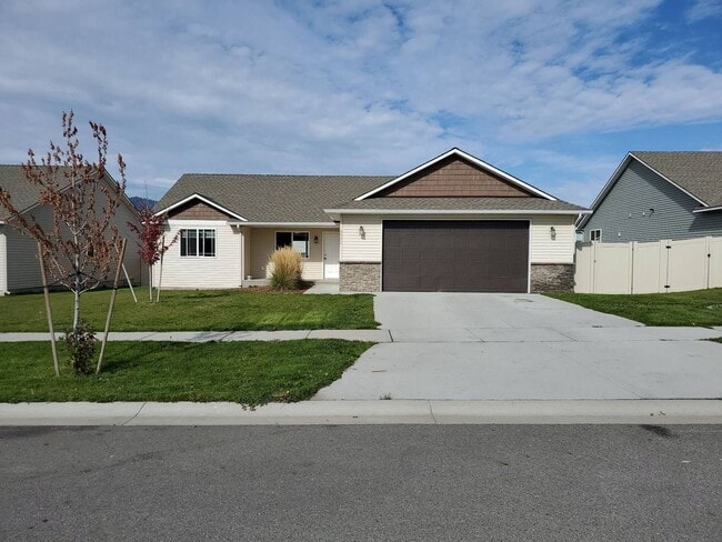 Building Photo - Lovely newer 3 bedroom 2 bath home for ren...