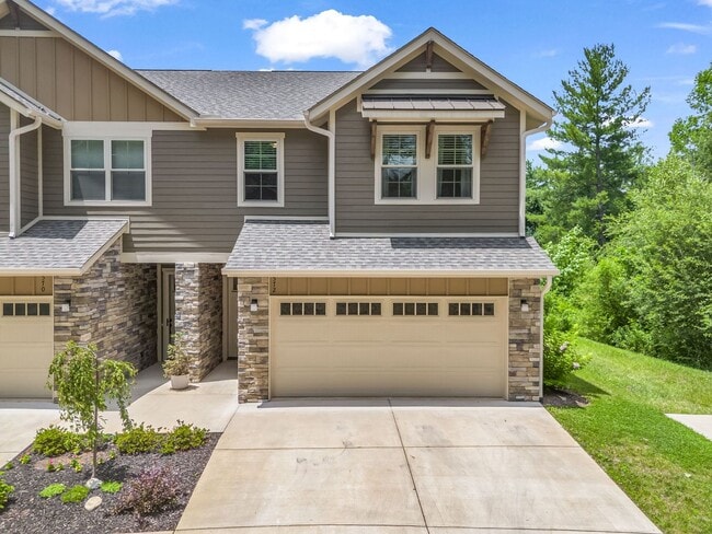 Building Photo - 3-bedroom, 2.5-bath townhome in desirable Sweet Birch Commons community.
