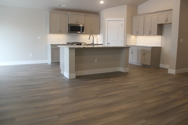 Photo - 16555 Senden Ave