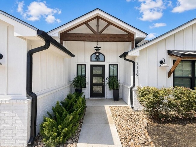 Photo - Modern 3 Bed / 2 Bath Home with Central Air & Updated Appliances in West Temple