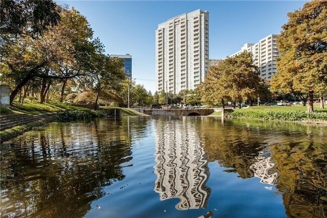 Building Photo - 3225 Turtle Creek Blvd Unit 1429