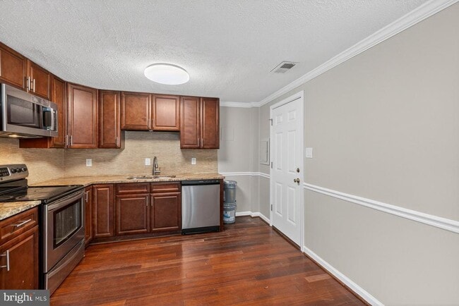 Photo - 7711 Burnside Rd