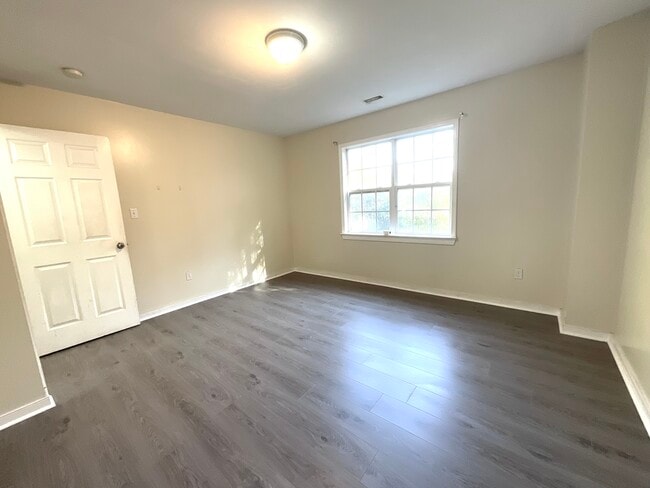 Building Photo - 2025 Shirleydale Ave