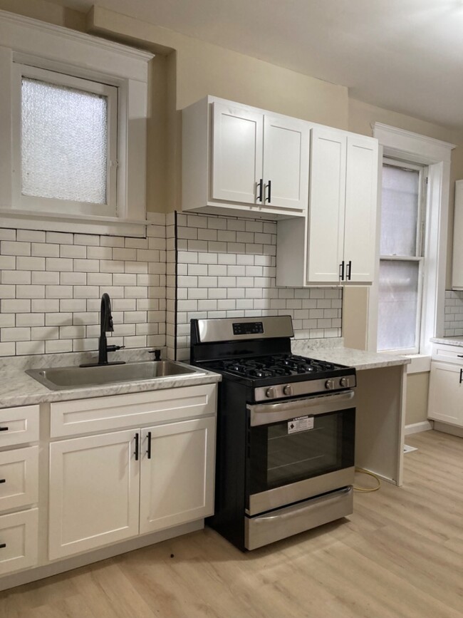 Spacious, renovated apartment in Carondelet! - Spacious, renovated apartment in Carondelet! Unit 1f