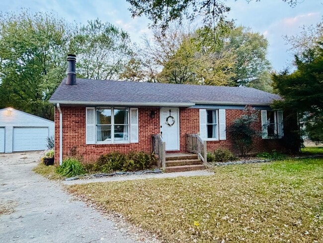 Building Photo - Charming 3bdr Brick Rancher in the Heart o...