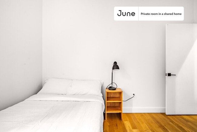 Room in Shared 5 bed/3 bath home in Ridgewood