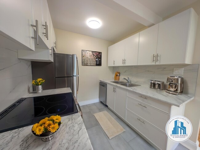 Photo - 2559-2559 Bloor St W Unit 109