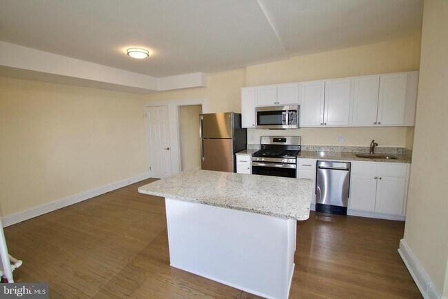 Photo - 2743 St Paul St