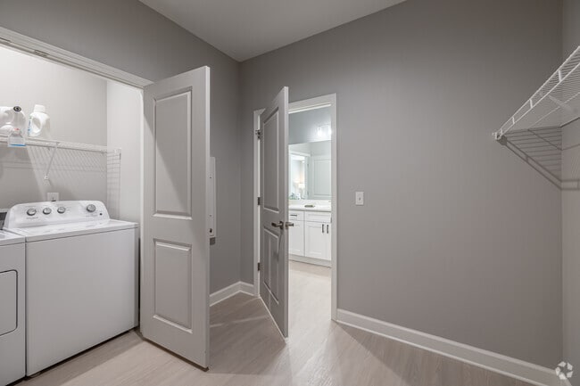 1BR, 1BA - 718SF - Closet and Laundry