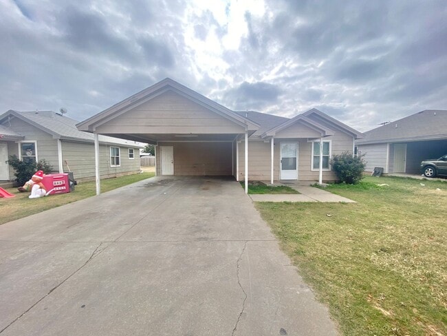 Building Photo - 3 bed 1.5 bath now available. Rental
