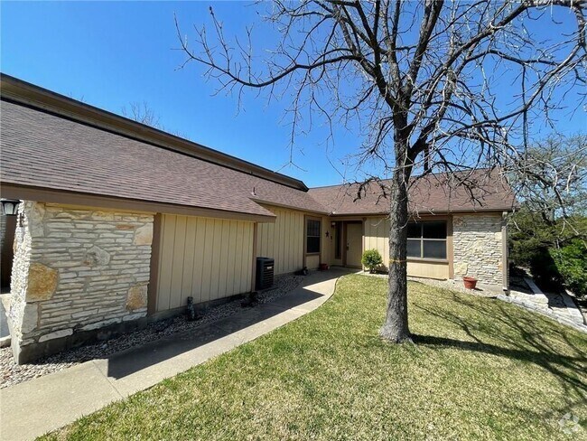 Building Photo - 10 Oaks Pl Rental