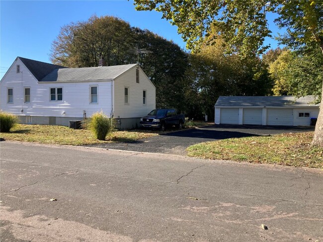 Building Photo - 915 Lindsay Ln