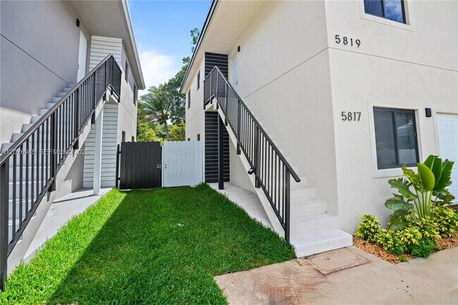 Building Photo - 5819 NW 30th Ave Unit 5819