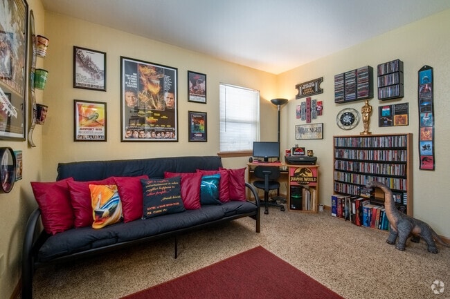 2BR, 1BA - 700SF